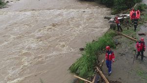 Rize'de Sele Kapılan Kişiyi Arama Çalışmalarına Ara Verildi