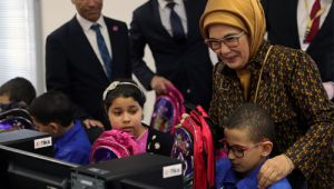 Emine Erdo?an Cezayir�de bilgisayar laboratuvar? a�t?