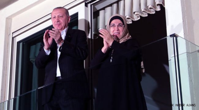 Cumhurba?kan? Erdo?an ve e?i Emine Erdo?an, sa?l?k �al??anlar?na alk??larla destek verdi