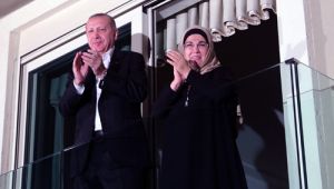 Cumhurba?kan? Erdo?an ve e?i Emine Erdo?an, sa?l?k �al??anlar?na alk??larla destek verdi