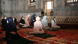 Emine Erdo?an, 86 y?l sonra ibadete a�?lan Ayasofya-i Kebir Cami-i ?erifi'ndeki Cuma namaz?na i?tirak etti