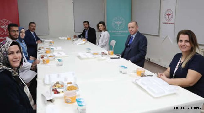 Cumhurba?kan? Erdo?an, sa?l?k al??anlar?yla iftar yeme?inde bir araya geldi
