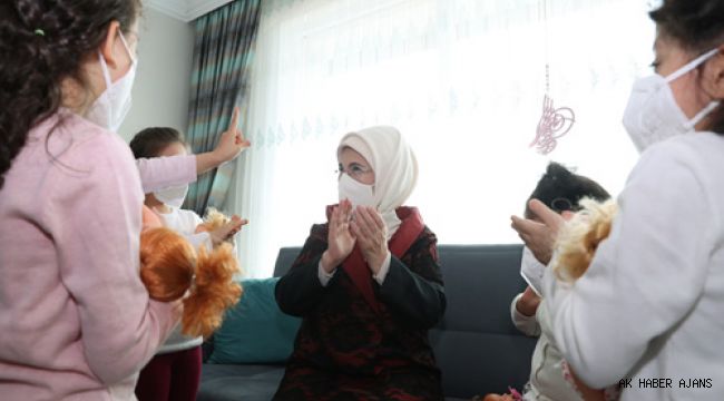 Emine Erdo?an, sevgi evindeki ocuklar? ziyaret etti