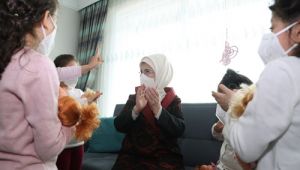 Emine Erdo?an, sevgi evindeki ocuklar? ziyaret etti