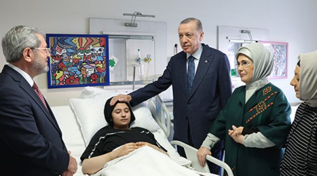 Cumhurba?kan? Erdo?an, depremzede ocuklar? hastanede ziyaret etti