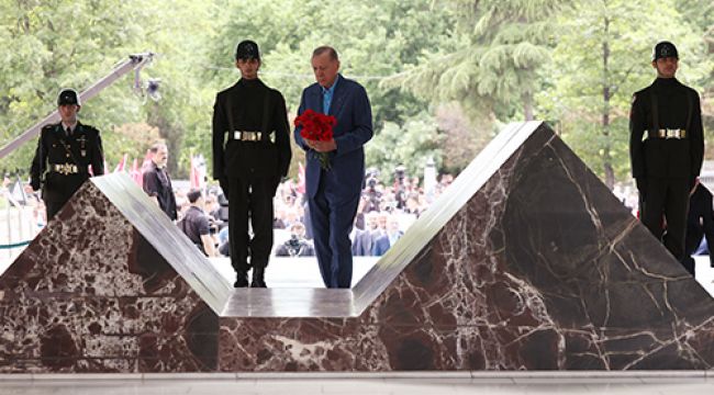 Cumhurbaşkanı Erdoğan, Adnan Menderes’in anıt mezarını ziyaret etti